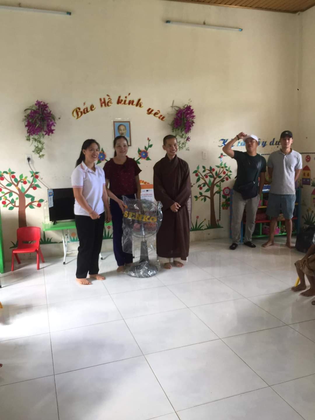 Đại diện Hội CTĐ và Ban trị sự Giáo Hội phật giáo huyện tặng quạt điện cho lớp học mầm non tại Bản Sắt