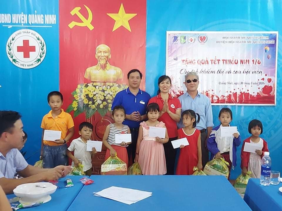 Đại diện Hội CTĐ và Công ty VNPT tặng quà cho trẻ em mù