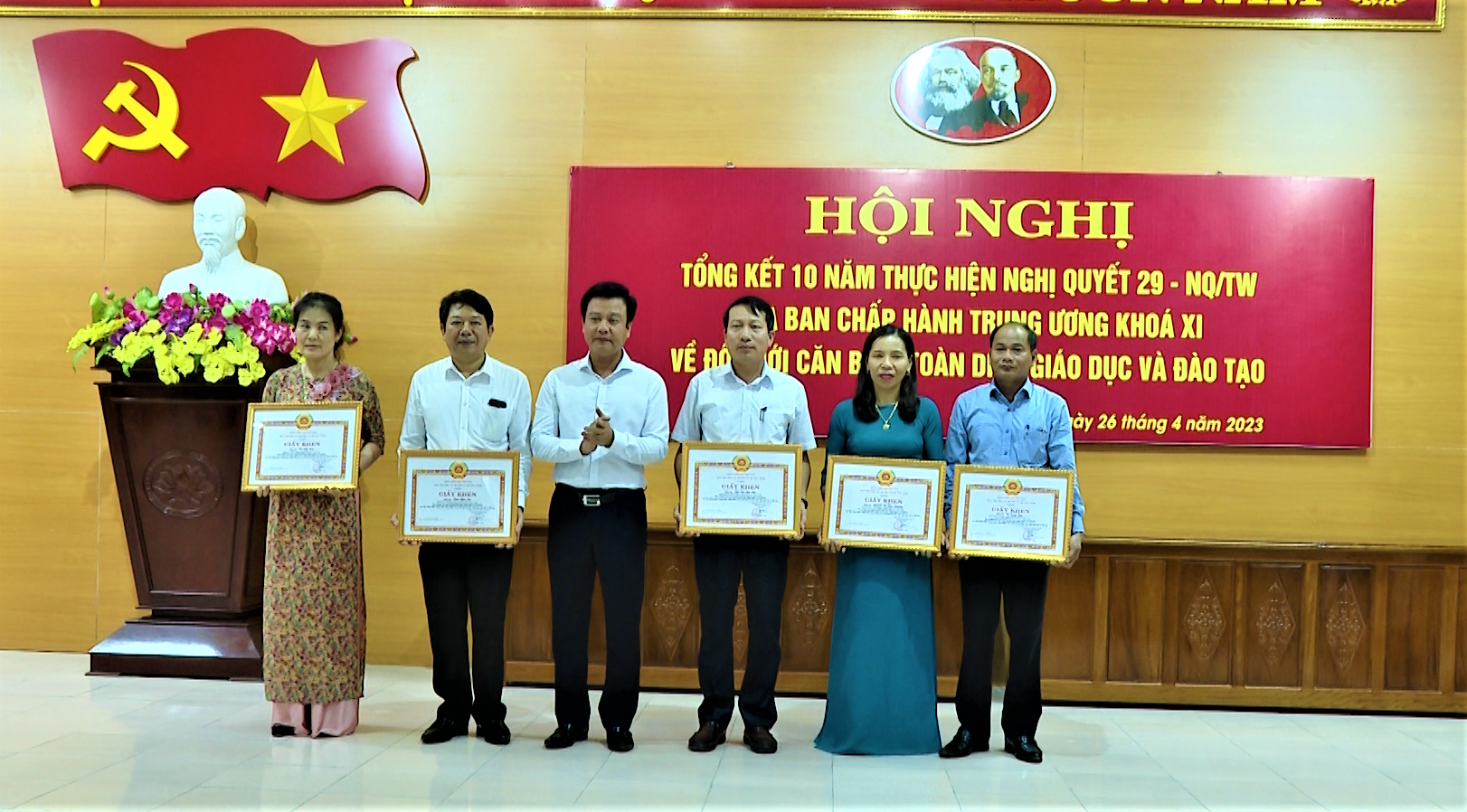 Khen thưởng cho 5 tập thể và 5 cá nhân đạt thành tích xuất sắc trong 10 năm thực hiện Nghị quyết số 29-NQ/TW của Ban Chấp hành Trung ương Đảng